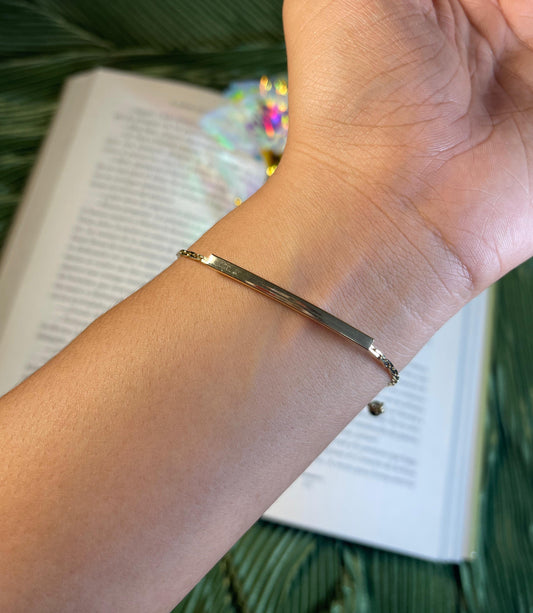 Pulsera minimalista en acabado dorado